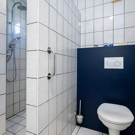 Summer House On Quiet Park Close To Casa de Férias *