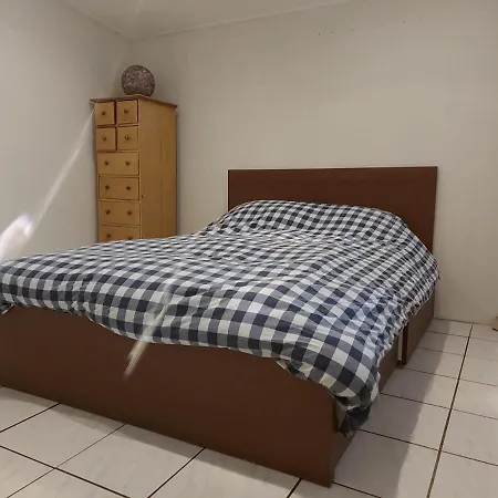 Summer House On Quiet Park Close To Casa de Férias