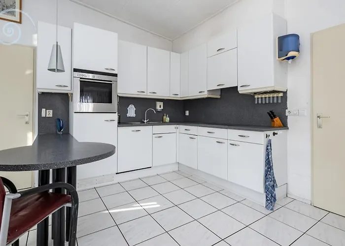 Vakantiehuis Summer House On Quiet Park Close To